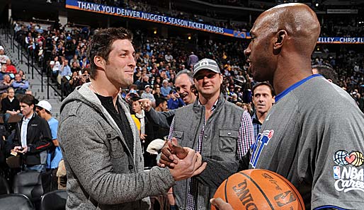 Ex-Nuggets-Star Chauncey Billups beim Handshake mit Broncos-Quarterback Tim Tebow (l.)