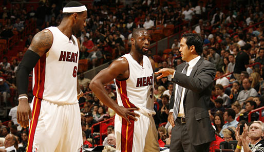 Erik Spoelstra mit seinen beiden Superstars LeBron James (l.) und Dwyane Wade