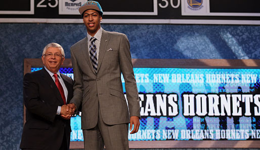 NBA-Commissioner David Stern mit dem Nummer-eins-Pick Anthony Davis