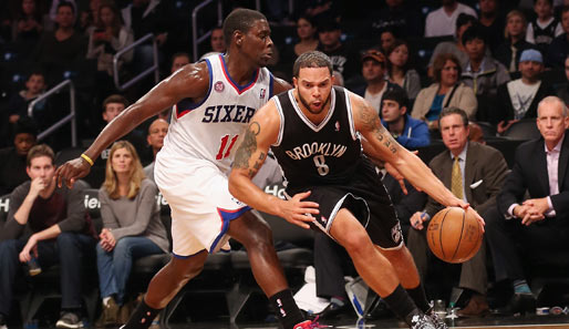 Die Point Guards Jrue Holiday (l.) und Deron Williams (r.) stehen am Sonntagabend im Fokus