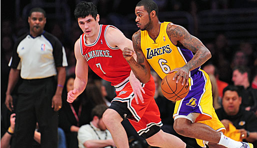 Forward Earl Clark (r.) erzielte in Abwesenheit von Pau Gasol 11,2 Punkte und 10 Rebounds