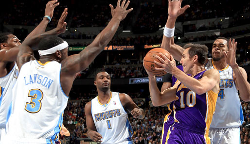 Steve Nash hatte gegen die aggressive Verteidigung der Nuggets Probleme mit der Ballkontrolle