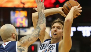 Dirk Nowitzki (r.) geht in seine 16. NBA-Saison