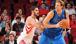 Dirk Nowitzki leistete sich ein hartes Foul gegen Gegenspieler Omri Casspi (l.)