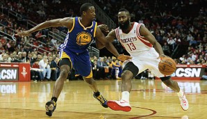 James Harden (r.) war mit 34 Punkten Topscorer beim Sieg gegen die Warriors