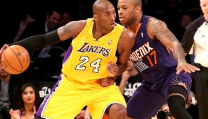 In seinem zweiten Spiel zeigte Kobe Bryant (im Duell mit P.J. Tucker) einen Aufwärtstrend