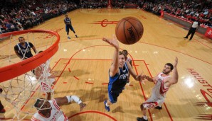 Dirk Nowitzki (M.) führte die Mavs zum Sieg im Texas-Derby