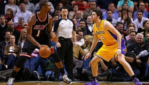 Chris Bosh (l.) war von Ryan Kelly (r.) und seinen Mitspielern nicht zu verteidigen