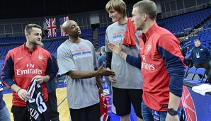 Lukas Podolski (r.) hatte sichtlich Spaß beim Treffen mit Jason Terry (2.v.l.) und Andrei Kirilenko