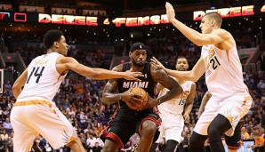 LeBron James (m.) war in Abwesenheit von Dwyane Wade mit 37 Punkten Top-Scorer des Spiels