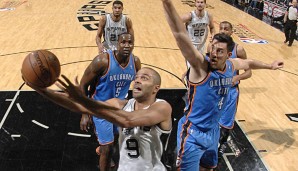 Angeführt von 22 Punkten von Tony Parker (M.) zerlegten die Spurs die Thunder