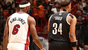 Paul Pierce (r.) und LeBron James haben sich schon einige Playoff-Schlachten geliefert