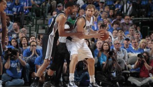 Dirk Nowitzki (r.) und die Mavs scheiterten in der ersten Playoff-Runde an Tim Duncans Spurs