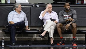 Pat Riley (M.) und LeBron James treffen sich in Kürze zu einem persönlichen Gespräch