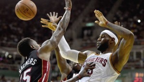 LeBron James (r.) gewann sein erstes Duell nach dem Wechsel gegen die Miami Heat