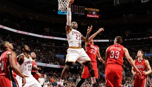 32 Punkte sammelte LeBron James (m.), war damit aber nicht alleiniger Top-Scorer