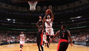 Derrick Rose (r.) riss gemeinsam mit Jimmy Butler das Spiel gegen Toronto an sich