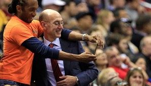 Adam Silver (r.) ist seit rund einem Jahr Commissioner der NBA