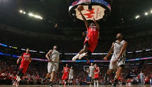 Quincy Pondexter (M.) versenkt den Layup, Kawhi Leonard (r.) ist machtlos