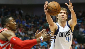 Dirk Nowitzki (r.) und Dwight Howard kämpfen um den Ball