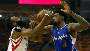 Her mit der Pille: James Harden (l.) im Infight mit DeAndre Jordan