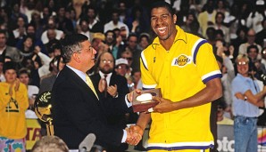 Magic Johnson nimmt 1987 seinen vierten Meisterschaftsring von David Stern entgegen