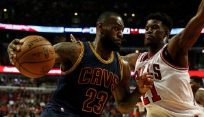 LeBron James (l.) macht den Anfang gegen die Chciago Bulls