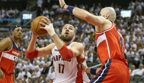 Jonas Valanciunas (M.) schied in den Playoffs mit Toronto gegen die Wizards aus