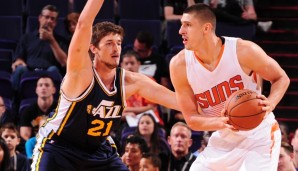 Alex Len (r.) überzeugt mit einer starken Leistung gegen Tibor Pleiß und die Jazz