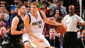 Dirk Nowitzki (r.) war mit 11 Punkten ein Faktor für den Auftaktsieg der Mavs