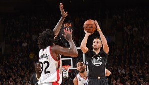 Steph Curry (r.) führt die Warriors mit 44 Punkten zum 21. Sieg in Folge