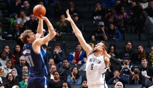 Dirk Nowitzki (l.) rückte durch diesen Wurf auf Rang sechs in der All-Time-Scorer-Liste vor