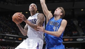 Dirk Nowitzki (r.) und die Dallas Mavericks stolpern in Sacramento