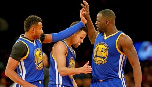 Draymond Green (r.) gelang gegen die New York Knicks ein historisches Triple-Double