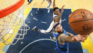 Deron Williams (M.) und die Dallas Mavericks gewannen erst nach Verlängerung