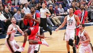 John Wall (M.) und die Wizards entscheiden das Nachholspiel gegen die Jazz für sich