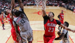 James Harden (l.) gewann das direkte Duell gegen Anthony Davis deutlich