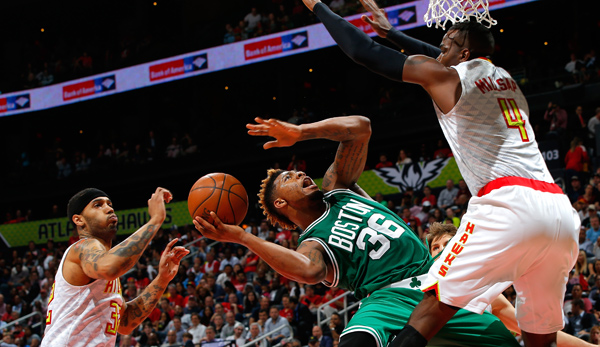 Kein Durchkommen: Marcus Smart (M.) gegen Paul Millsap (r.) und Mike Scott