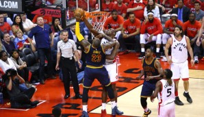 Bismack Biyombo beim Blockversuch gegen LeBron James