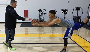 Stephen Curry trainiert unter Anleitung von Brandon Payne