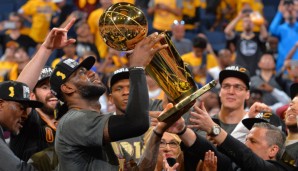 Endlich am Ziel seiner Träume: LeBron James und die NBA-Trophäe