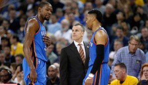 OKC-Coach Billy Donovan (M.) zusammen mit Kevin Durant (l.) und Russell Westbrook