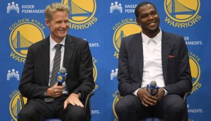 Steve Kerr (l.) hat sich entschieden gegen die Kritik an Kevin Durant ausgesprochen