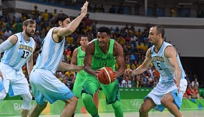 Manu Ginobili (r.) und Luis Scola (2.v.l.) stehen auch im hohen Alter noch für Argentinien auf dem Parkett