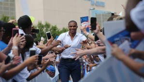 Russell Westbrook lässt sich von den Thunder-Fans feiern