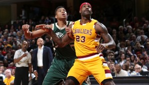 Giannis Antetokounmpo (l.) wandelt derzeit auf den Spuren von LeBron James