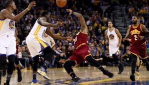 Der Aufreger am Montag: Draymond Green "fällt" LeBron James