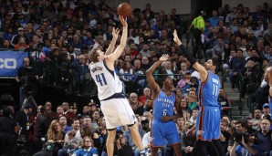 Nowitzki mit seinem patentierten Jumper - da ist auch Enes Kanter (r.) machtlos