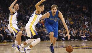 Dirk Nowitzki im Duell gegen Steph Curry und Klay Thompson