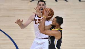 Der Horror steht Kevin Love gegen Stephen Curry ins Gesicht geschrieben.